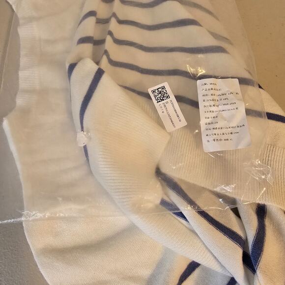 Unbranded Sweater Women's Small White with Blue Stripes Crew Neck NWOT - Picture 16 of 16